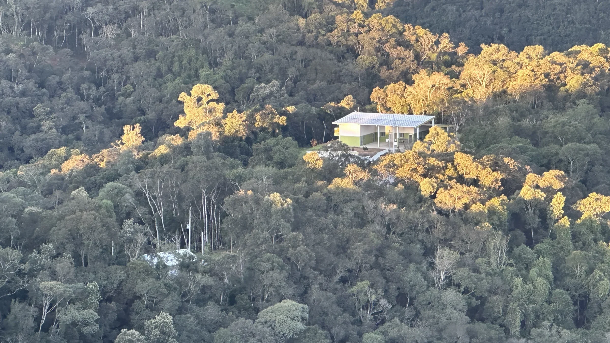Sede da Reserva Natural vista do alto com eucaliptos
