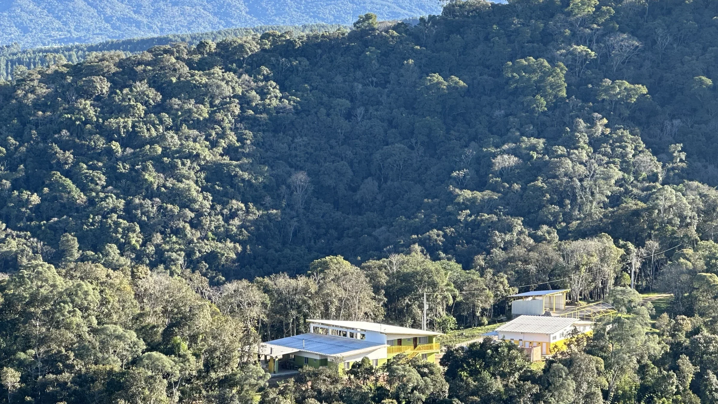 Sede da Reserva Natural e serra ao fundo, vista de drone