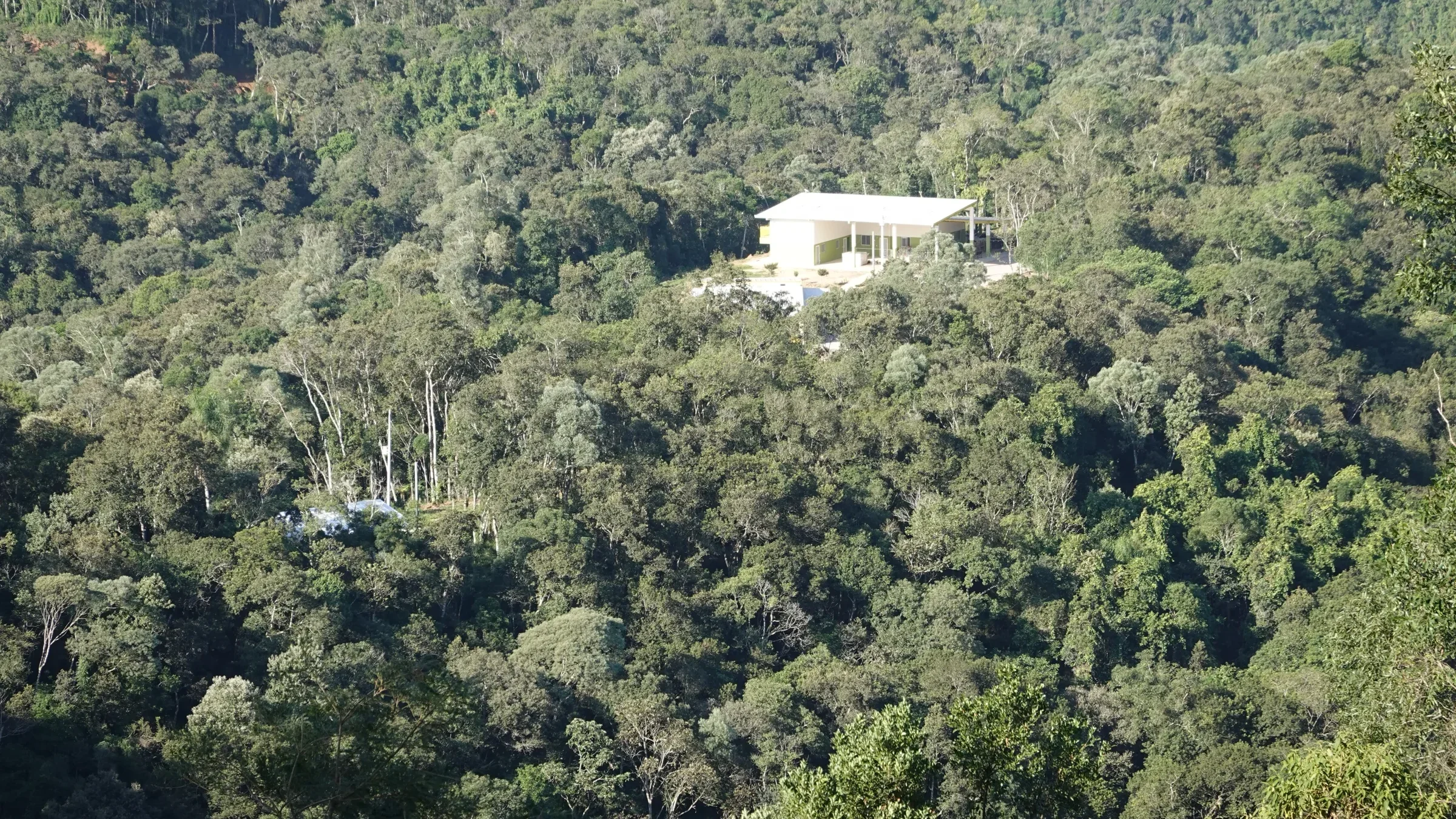 Vista da sede da Reserva Natural com a serra ao fundo