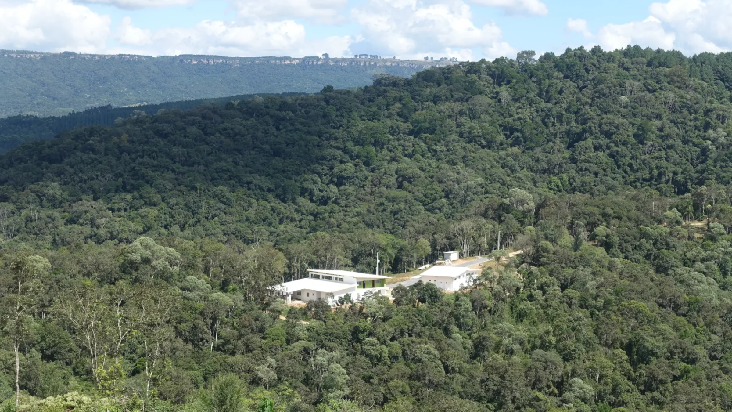 Sede da Reserva Natural no meio da mata atlântica com escarpa ao fundo