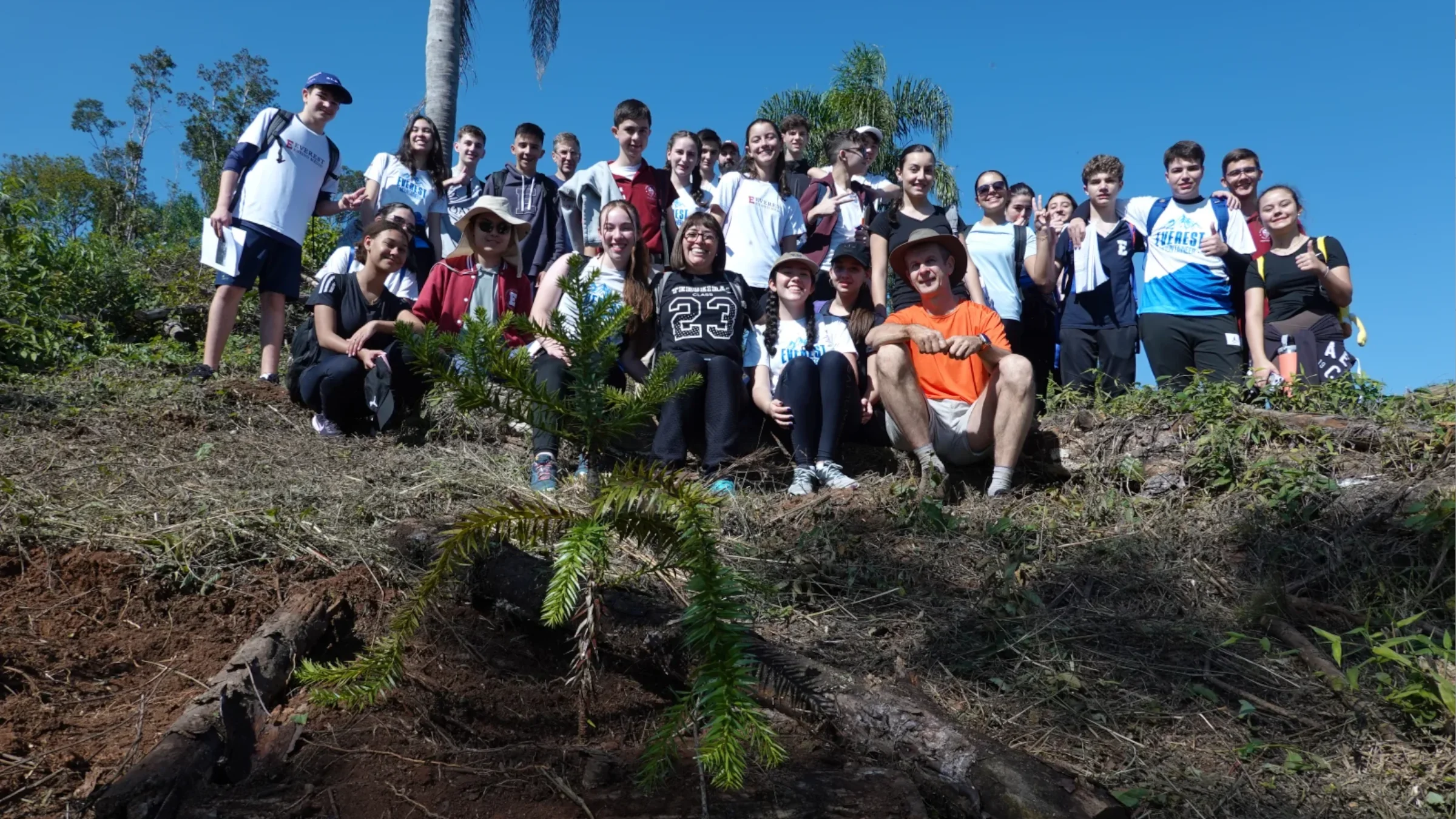 Grupo de estudantes em atividade pedagógica na Reserva Natural