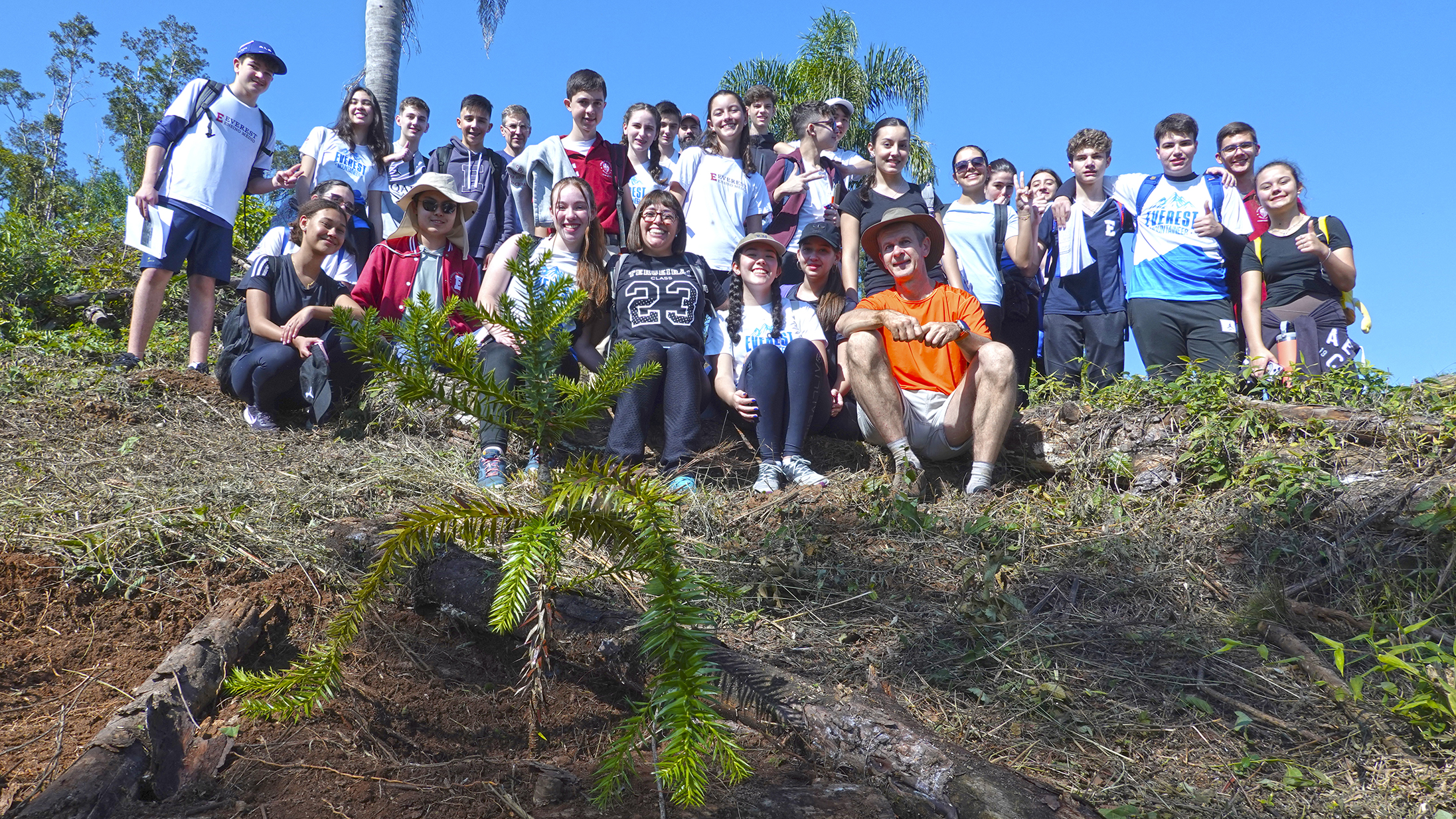 Grupo de estudantes em atividade pedagógica na Reserva Natural